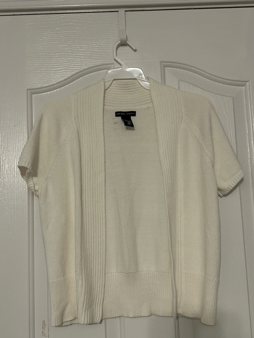 New York & Company Cream Short‑Sleeve Cardigan – Women’s Medium, EUC